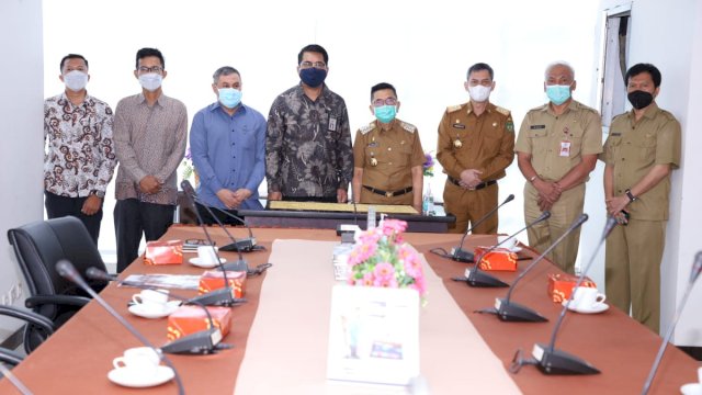 Wali Kota Palopo, Judas Amir menyerahkan Laporan Keuangan Pemerintah Daerah Kota Palopo Tahun Anggaran 2020 kepada Badan Pemeriksa Keuangan Republik Indonesia Perwakilan Provinsi Sulawesi Selatan di Kantor BPK RI Perwakilan Sulsel, Selasa (9/3 2021).