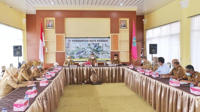 Walikota Kendari Sulkarnain Kadir saat rapat bersama OPD terkait pembangunan Intek Tabanggele. Foto: istimewa