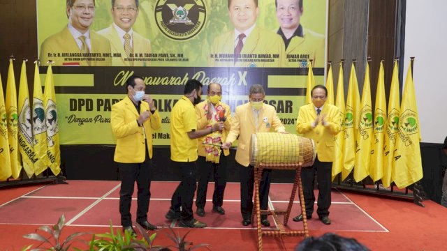 Ketua DPD I Golkar Sulsel Taufan Pawe, membuka Musda DPD II Golkar Makassar, Selasa (09/03/2021).