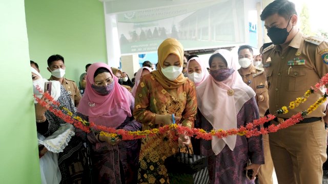 Bupati Gowa Adnan Purichta Ichsan, saat menyaksikan langsung pemotongan pita peresmian Gedung Tahfidz Ponpes Yatama Mandiri yang dilakukan Ketua TP PKK Kabupaten Gowa Priska Paramita Adnan, Selasa (09/03/2021). (Istimewa)