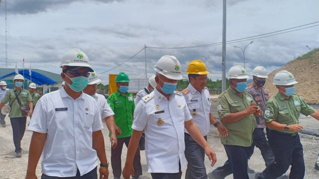 Wakil Bupati Konawe, Gusli Topan Sabara saat melakukan sidak di pabrik PT. TPM didampingi Kepala Dinas Perindag, Koperasi dan UMKM Konawe, Jahiuddin, dan Manager Legal PT TPM, Firman Haris Ginting. Foto: Susi A