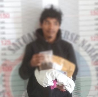 Polisi Bersama Bea Cukai Tangkap Pemuda Wawondula Punya Tembakau Sintetis 17.24 Gram