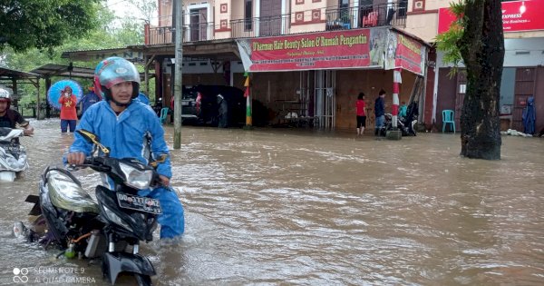 Poros Bontomanai-Pakkatto di Gowa Terendam Banjir, Sejumlah Kendaraan Mogok