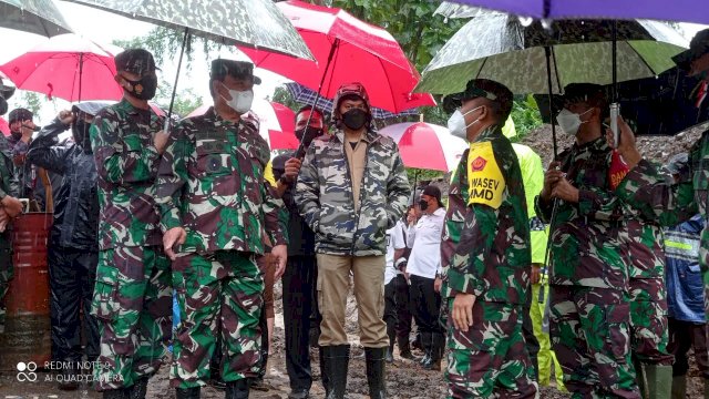 Ketua Tim Masev Staf PJO TMMD ke- 110 Mayjen TNI Surawahadi (kedua kiri), didampingi Bupati Gowa Adnan Purichta Ichsan, saat meninjau progres program TMMD di di Kampung Allu, Dusun Tanakaraeng, Desa Tanakaraeng, Kecamatan Manuju. (Rhany)