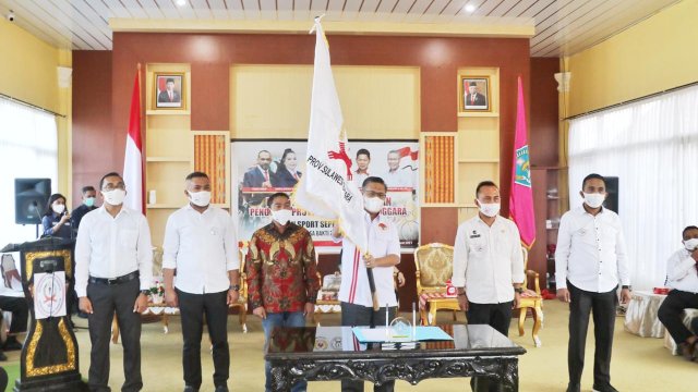 Ketua ISSI Sultra Sulkarnain Kadir (tengah) usai pelantikan pengurus oleh Ketum ISSI Pusat di Jakarta. Foto: istimewa