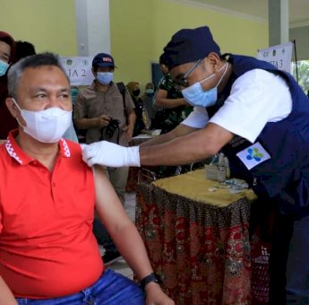 Ajak Masyarakat Tidak Takut Divaksin, Wabup Budiman dan Istri Jalani Vaksinasi Tahap Dua