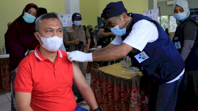 Wakil Bupati Luwu Timur, Budiman, menjalani vaksinasi Covid-19 tahap kedua di Aula Husada Indah, Puskesmas Malili, Kecamatan Malili, Kabupaten Luwu Timur, Jum'at (12/03/2021).