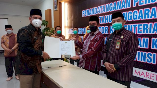 Kepala Kantor Kemenag Kota Baubau Rahman Ngkaali (kiri) dan Kepala Kantor Wilayah Kemenag Prov. Sultra Fesal Musaad. Foto: Humas Kemenag Kota Baubau