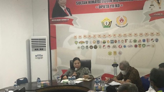 Ketua KONI Sultra Agista Ariany saat memimpin rapat bersama 12 Cabor Sultra. Foto: Akbar Tanjung