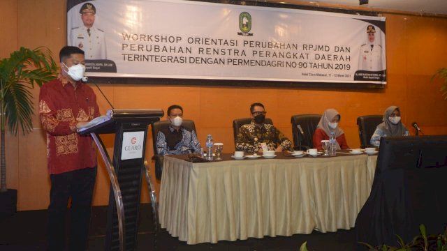 Bupati Sinjai Andi Seto Ghaditsa Asapa, memberikan sambutan saat Workshop dan Orientasi Perubahan Rencana Pembangunan Jangka Menengah Daerah (RPJMD) dan perubahan Rencana Strategis (Renstra) perangkat daerah di Hotel Claro Makassar, Jumat (12/3/2021).