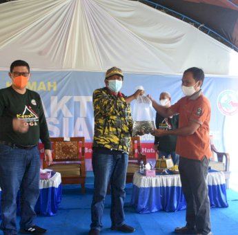 Kemah Bakti IKA Alumni SMAN 1 Watansoppeng, Serahkan Sejumlah Bantuan ke Masyarakat Desa Soga