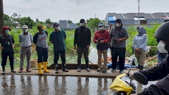 Tim Kajian Banjir dari FT Unhas saat melakukan peninjauan di salah satu titik banjir di Kecamatan Somba Opu, belum lama ini. (Istimewa)