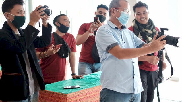 Kepala Dinas Komunikasi Informatika Statistik dan Persandian (DiskominfoSP) Kabupaten Gowa Arifuddin Saeni, saat membuka Workshop Fotografi bertajuk "Penguasa Fitur Kamera dan Teknik Pencahayaan untuk Foto Potrait" di Padi Valley Golf Course, Kecamatan Pattallassang. (Istimewa)