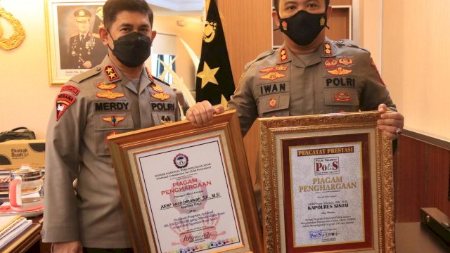 Kapolda Sulsel Irjen Pol. Merdisyam bersama Kapolres Sinjai AKBP Iwan Irawan, memegang dua penghargaan, Senin (15/03/2021).