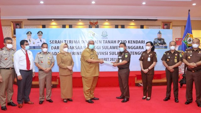 Serah terima dokumen tanah P2ID dari Kejaksaan Tinggi kepada Pemprov Sultra. Foto: Diskominfo Sultra