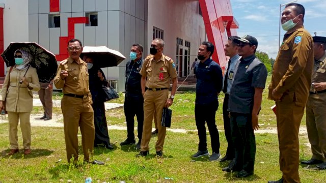 DPRD bersama Pemda Buteng serta pihak BPD Sultra saat meninjau eks Kantor Camat Mawasangka.