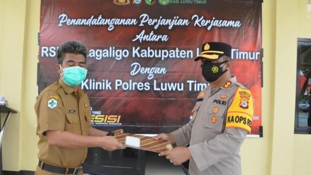 Kapolres Luwu Timur AKBP Indratmoko melakukan penandatanganan Memorandum of Understanding (MoU) dengan pihak Rumah Sakit Umum Daerah (RSUD) Lagaligo Wotu, Kabupaten Luwu Timur di halaman Mako Polres Luwu Tumur, Selasa (16/03/21).