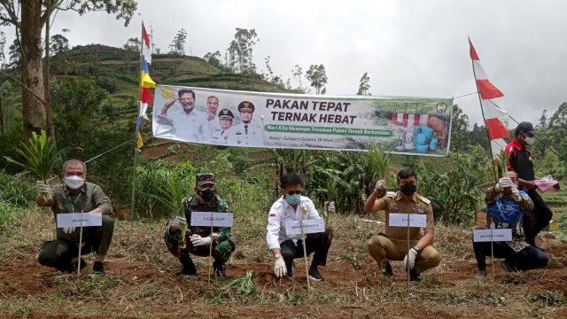 Menteri Pertanian RI Syahrul Yasin Limpo (tengah), didampingi Bupati Gowa Adnan Purichta Ichsan, Dirut PT Cimory Bambang Sutantio (ujung kanan), Pangdam XIV Hasanuddin Mayjen TNI Andi Sumangarukka, dan Kepala Dirjen Peternakan dan Kesehatan Hewan Kementan RI Nasrullah (ujung kiri) saat melakukan penanaman pakan ternak di sekitar kandang inkubator sapi perah di Eks Pabrik, Desa Tonasa, Kecamatan Tombolopao, Selasa (16/03/2021). (Rhany)