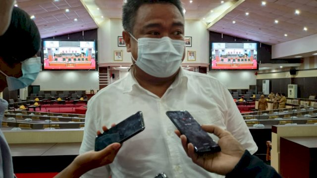Arfandi Idriz diwawancarai Awak Media usai mengikuti Geladi Pelantikan PAW Anggota DPRD Sulsel, di Ruang Rapat Paripurna DPRD Sulsel, Selasa (16/03/2021).