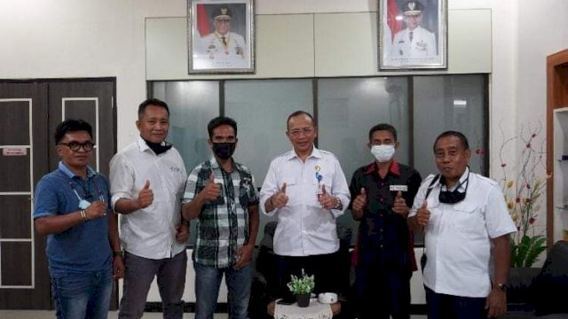Ketua PWI Sultra Sarjono (Kedua dari kanan) bersama pengurusnya saat silaturahim dengan Kepala BLK Kendari La Ode Haji Polondu (Ketiga dari kanan). Foto: istimewa