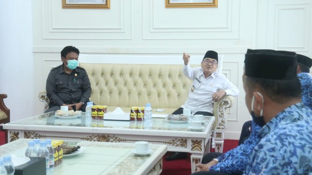 Wali Kota Palopo Drs. H. Muh. Judas Amir, MH., menerima kunjungan Ketua DPRD Kabupaten Luwu, Rusli Sunali, di ruang kerjanya Lantai III Kantor Walikota Rabu (17/3/2021).