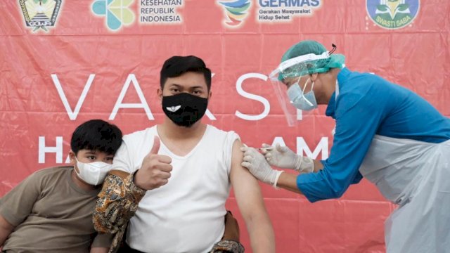 Bupati Gowa Adnan Purichta Ichsan, saat disuntik vaksin Covid-19 tahap kedua di Baruga Karaeng Galesong, Kantor Bupati Gowa, Kamis (18/03/2021). (Istimewa)