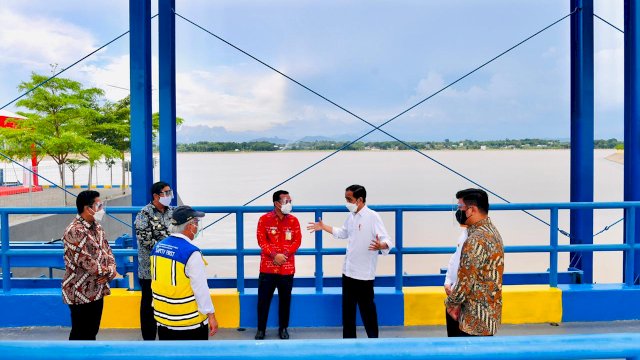 Bupati Gowa Adnan Purichta Ichsan, bersama Wali Kota Makassar danny Pomanto dan Bupati Maros Chaidir Syam, mendampingi Presiden Republik Indonesia, Joko Widodo pada peresmian Kolam Regulasi Nipa-Nipa, Kamis (18/03/2021). (istimewa)