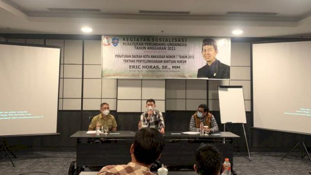 Ketua Fraksi Gerindra DPRD Kota Makassar Eric Horas, menggelar sosialisasi Perda Kota Makassar Nomor 7 Tahun 2015 tentang Penyelenggaraan Bantuan Hukum, di Teraskita Hotel, Jl. AP Pettarani Kota Makassar, Kamis (18/03/2021) malam.