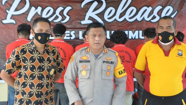 Kapolres Luwu Timur AKBP Indratmoko, menggelar konferensi pers penetapan 17 Panitia Diksar KPA Sangkar sebagai Tersangka, Jumat (19/03/2021).