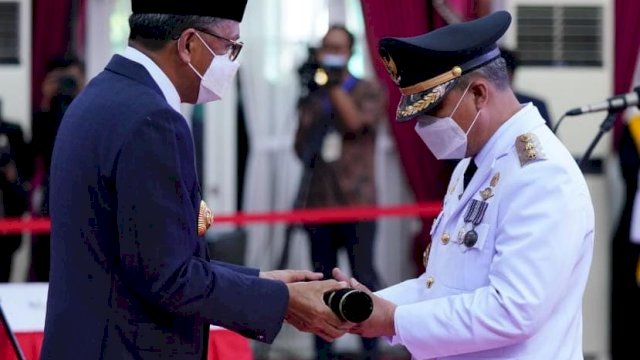 Budiman saat dilantik jadi Wakil Bupati Luwu Timur oleh Gubernur Sulsel Prof. Nurdin Abdullah, Jumat (26/02/2021).