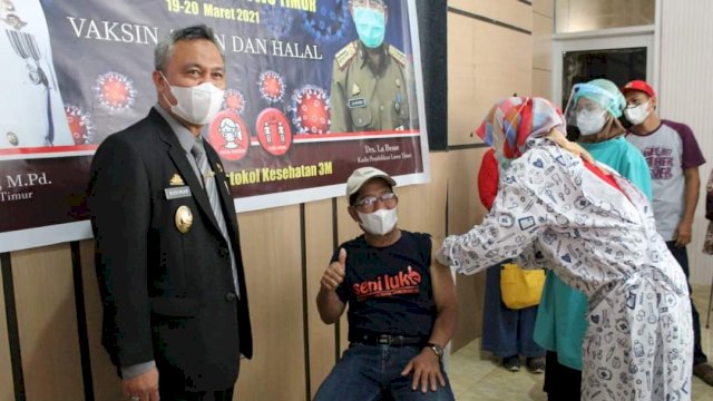 Wakil Bupati Luwu Timur, Budiman, meninjau pelaksanaan vaksinasi Guru di Aula Dinas Pendidikan Kabupaten Luwu Timur, Jumat (19/03/2021).