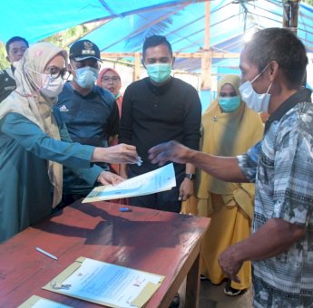 Serahkan 10 Kunci Huntap Untuk Korban Banjir Bandang, Indah : Jangan Sampai Pindah Tangan