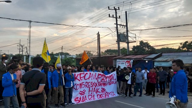 Sejumlah Kader PMII Melakukan Aksi di Lokasi Kongres PMII Zona 6, Sabtu (20/3/2021).