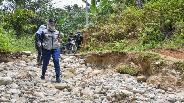 Bupati Luwu Utara Indah Putri Indriani, meninjau langsung akses menuju Dusun Pulao, Kecamatan Baebunta, Sabtu (20/03/2021).