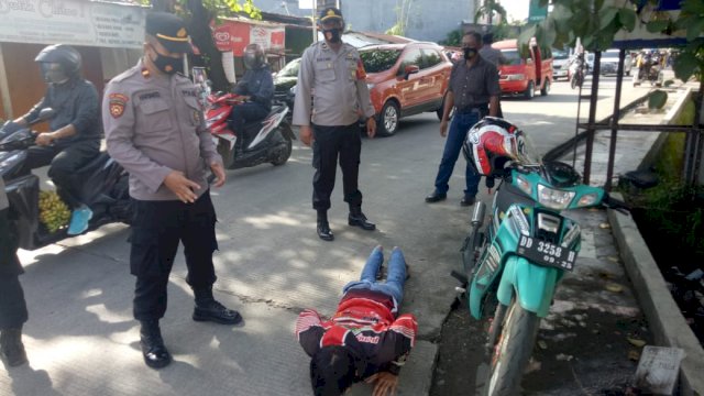 Tim Penegakkan Protokol Kesehatan Polres Gowa saat melakukan operasi yustisi, di sekitar Jalan Hos Cokroaminoto. (Istimewa)