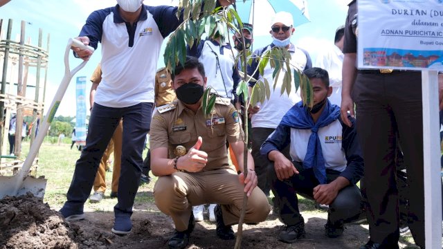 Bupati Gowa Adnan Purichta Ichsan saat melakukan penanaman bibit pohon di Arboretum II Bendungan Bili-bili Kecamatan Parangloe, Senin (22/03/2021). Kegiatan ini dalam rangka memperingati Hari Air Sedunia ke XXI. (Istimewa)
