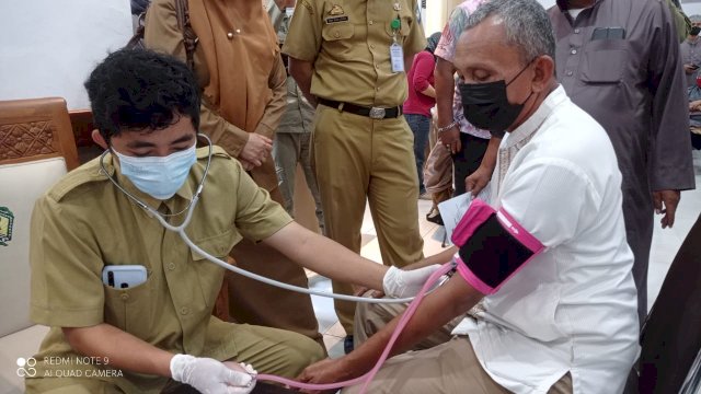 Salah satu imam masjid di wilayah Kabupaten Gowa saat menjalani proses skrining sebelum melakukan vaksinasi Covid-19 di Baruga Karaeng Galesong, Kantor Bupati Gowa, Senin (22/03/2021). (Rhany)