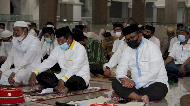 Bupati Soppeng Andi Kaswadi Razak dan Wakil Bupati Andi Luthfi Halide, saat mengikuti Dzikir, Tauziah dan Doa bersama memperingati Hari Jadi Soppeng Ke-760 yang dirangkaikan dengan Isra Mi'raj, di Masjid Darussalam Watansoppeng, Senin (22/03/2021) malam.