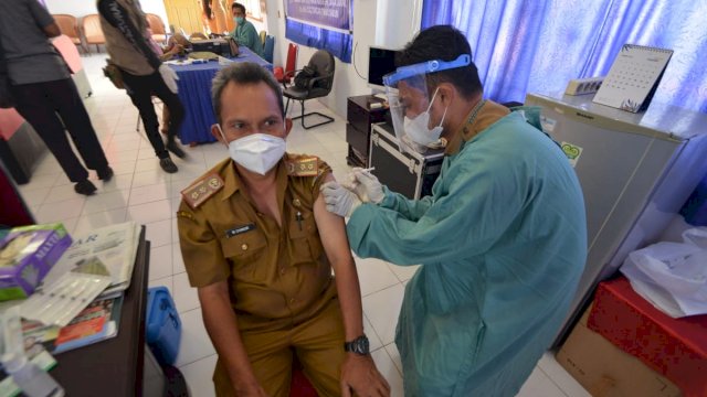 Salah satu pegawai Dinas Komunikasi dan Informatika Kabupaten Sinjai disuntik Vaksin Covid-19, Senin (22/03/2021).