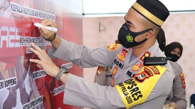Kapolres Soppeng AKBP Mohammad Roni Mustofa, membubuhkan tandatangan pencanangan WBK, Senin (22/03/2021).