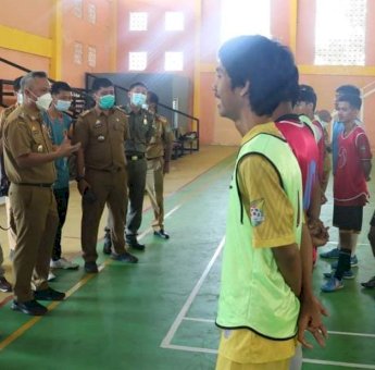 Wabup Budiman Kunjungi Latihan Pemain Futsal Luwu Timur dan Berikan Motivasi