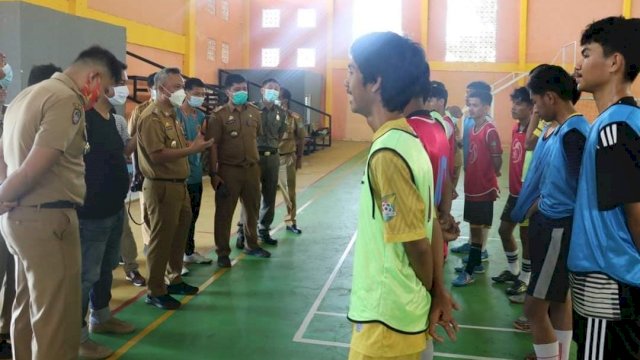Wakil Bupati (Wabup) Luwu Timur, Budiman Hakim mengunjungi tempat latihan Tim Futsal Pra-Kualifikasi Pekan Olahraga Provinsi (Pra-Porprov) Luwu Timur di Gedung Olah Raga (GOR) Malili, Selasa (23/03/2021).