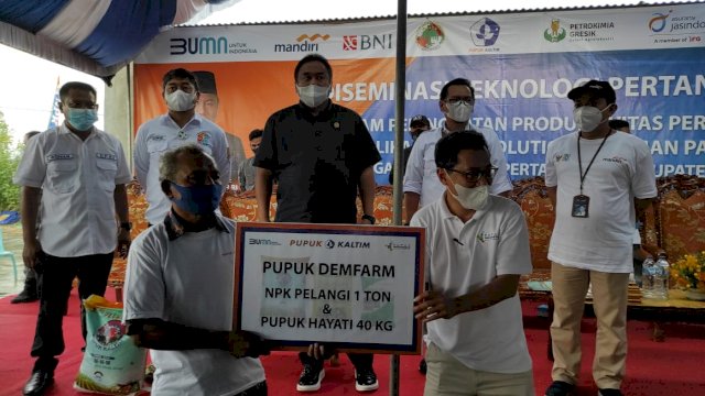 Wakil Ketua DPR RI Rachmat Gobel, menyaksikan menyaluran bantuan Pupuk kepada Warga Desa Tapadang, Kecamatan Dungalio, Kabupatwn Gorontalo, Provinsi Gorontalo, Selasa (23/03/2021).