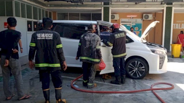 Satu unit mobil Toyota Voxy di parkiran Rumah Sakit ST Madyang tiba-tiba terbakar, Rabu (24/3/2021).
