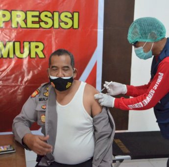 Jalani Vaksinasi Tahap Kedua, Wakapolres Luwu Timur Ingatkan Anggotanya Wajib Vaksin