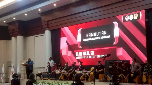 Gubernur Sultra Ali Mazi saat membuka kegiatan Kejurnas IX dan Lignas XI Muaythai Indonesia di aula Hotel Azizah Kendari. Foto: Akbar Tanjung