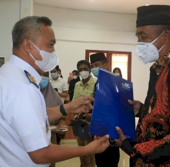 Wabup Budiman Serahkan Karip Tiga ASN Purna Tugas