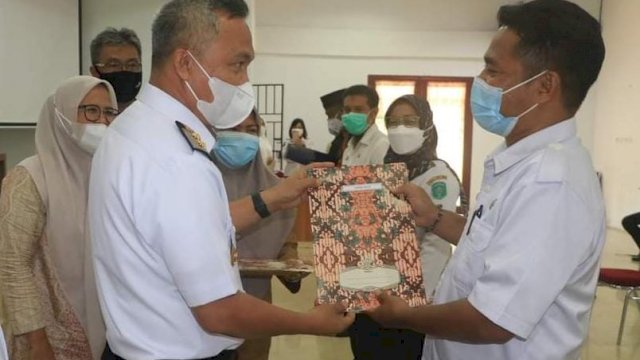 Wakil Bupati Luwu Timur Budiman Serahkan SK Kenaikan Pangkat ke ASN, Rabu (24/3/2021).