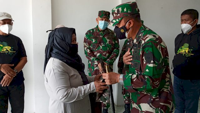 Nining Kurningsih (48) istri almarhum Serda Baso Hadang saat menemui Pangdam XIV/Hsn Mayjen TNI Andi Sumangerukka. Foto: istimewa