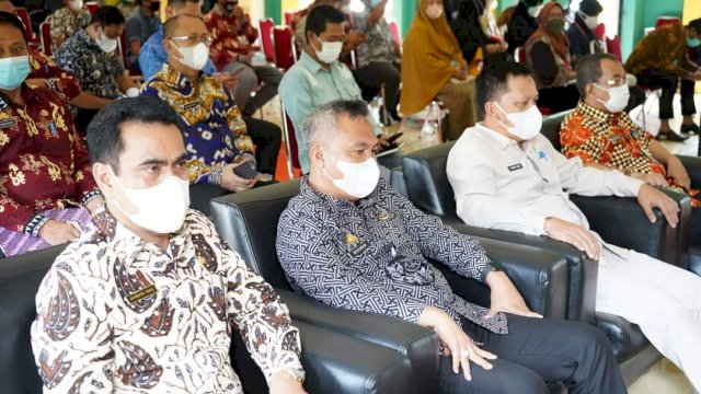 Wakil Bupati Luwu Timur Budiman, bersama Kepala Dinas Perindustrian Sulsel Ahmadi Akil, menghadiri Musyawarah Perencanaan Pembangunan  Rencana Kerja Pemerintah Daerah (Musrembang RKPD) Tahun 2022, di Gedung Wanita Simpurusiang Malili, Kamis (25/03/2021).